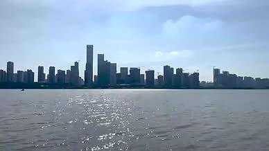 长沙湘江江边高楼景色视频的预览图